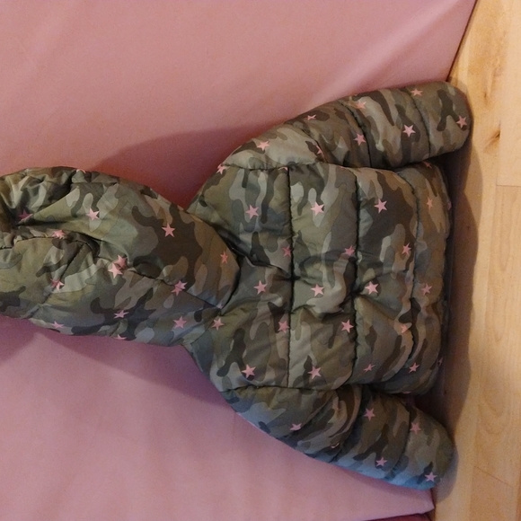 3T gap girl puffer jacket green army camon with pink stars and trim - Picture 3 of 7